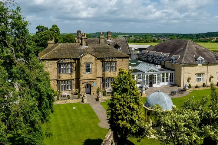 Rogerthorpe Manor Image 0
